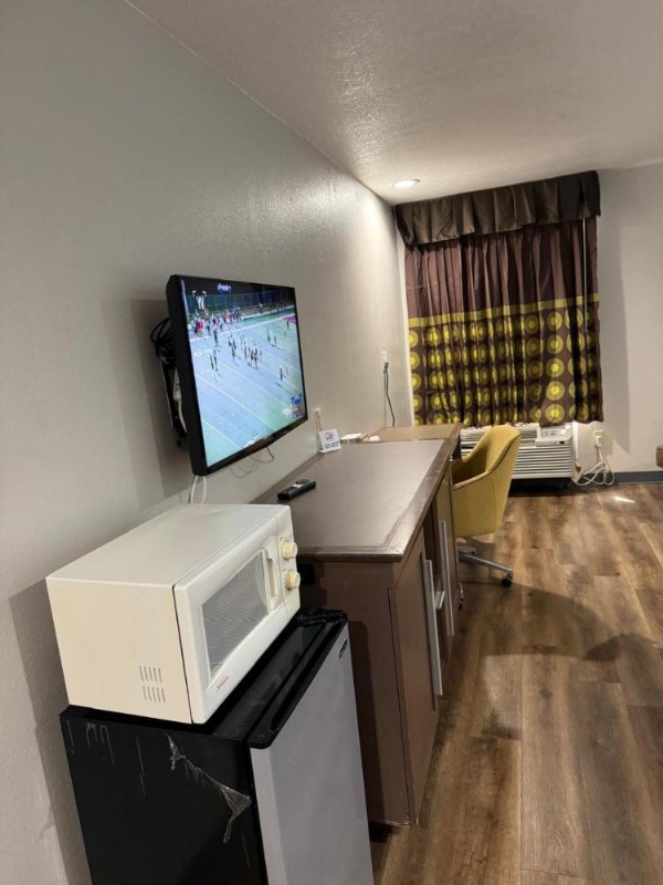 Executive Inn NEWLEY RENOVATED image 11