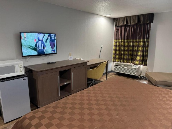Executive Inn NEWLEY RENOVATED image 12