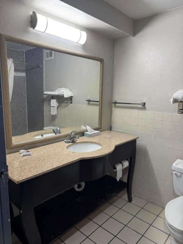Executive Inn NEWLEY RENOVATED image 14