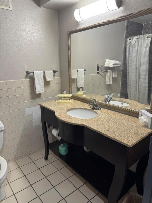 Executive Inn NEWLEY RENOVATED image 21